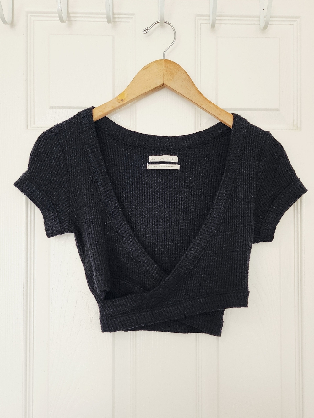 Urban Outfitters Black Cropped Wrap V-Neck Top Size S - Picture 2 of 4